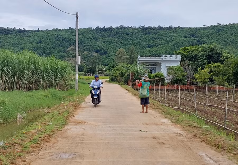 Đường vào thôn Drok (xã Chư A Thai) được bê tông hóa giúp người dân lưu thông thuận lợi. Ảnh: N.H