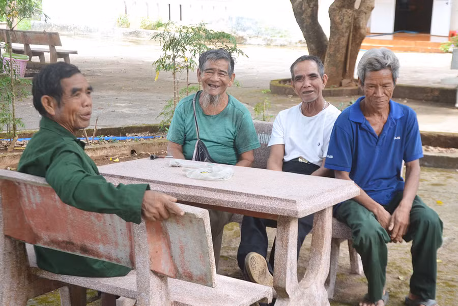 Các nạn nhân chất độc da cam/dioxin nghỉ ngơi ngay sau khi xông hơi giải độc. Ảnh: H.C