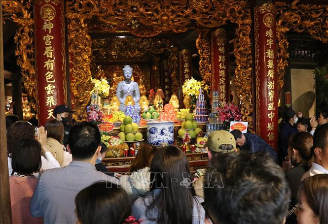 Đông đảo du khách đến chùa Phật Tích lễ Phật, cầu bình an. Ảnh: Thanh Thương- TTXVN Đông đảo du khách đến chùa Phật Tích lễ Phật, cầu bình an. Ảnh: Thanh Thương- TTXVN