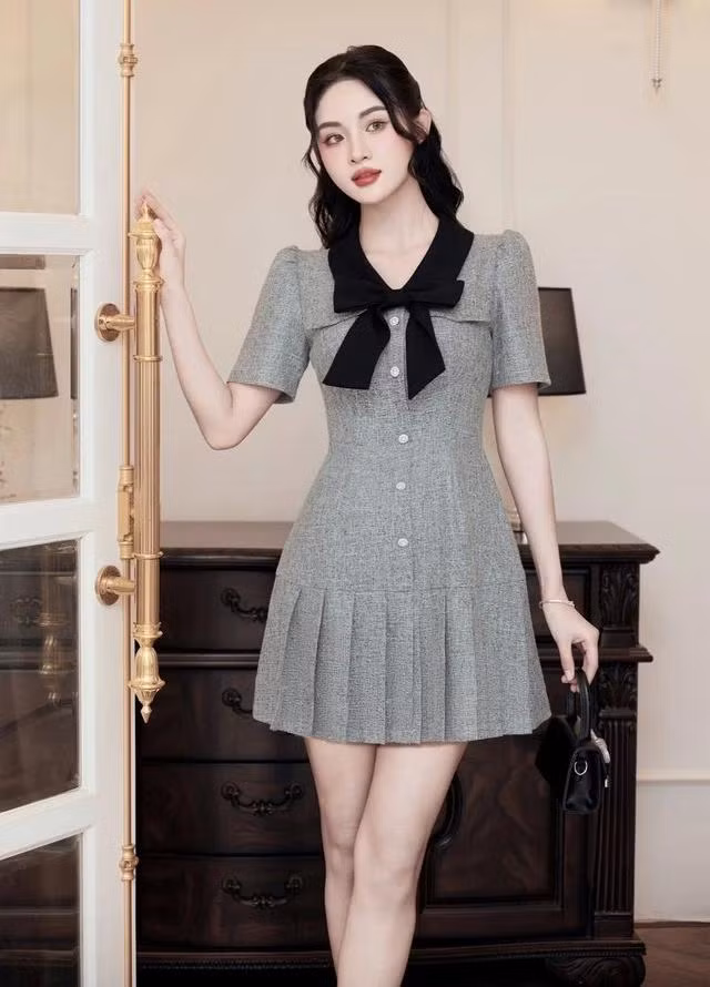 Mang đến vẻ đẹp duyên dáng và nữ tính, sắc đen được phủ lên thiết kế như một nét riêng biệt dành cho bộ váy tiểu thư. Chiếc váy mang hơi hướng cổ điển cộng hưởng với sự thanh lịch trong tổng thể, đây chắc chắn sẽ là lựa chọn hoàn hảo cho những cuộc hẹn hò lãng mạn của nàng