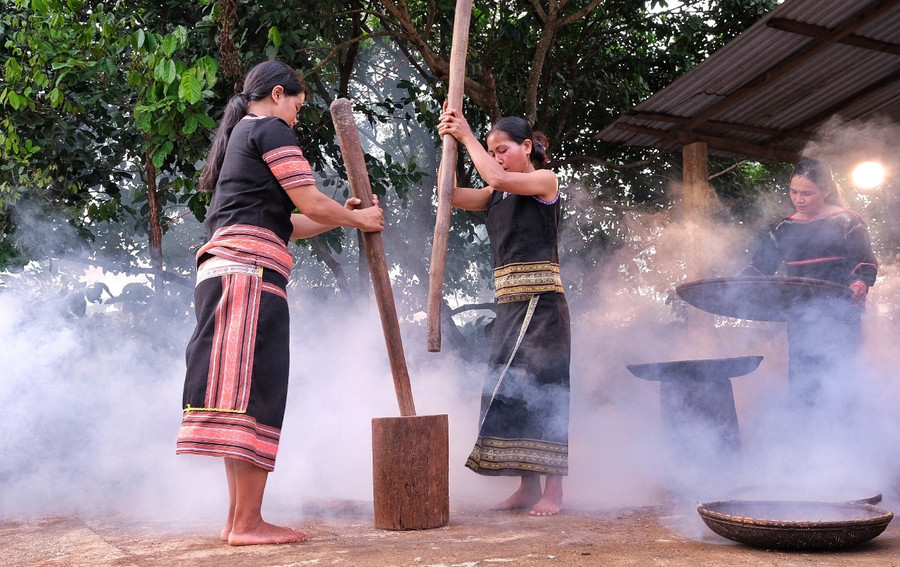 Việc giã gạo được giao phó cho phụ nữ, gần như không thấy đàn ông tham gia bao giờ. Ảnh minh họa: Minh Châu