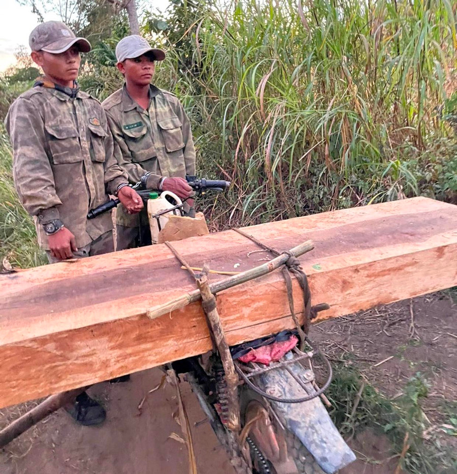 2 đối tượng Đinh Lươp và Đinh H'dim cùng tang vật. Ảnh: Nguyễn Hữu 2 đối tượng Đinh Lươp và Đinh H'dim cùng tang vật. Ảnh: Nguyễn Hữu