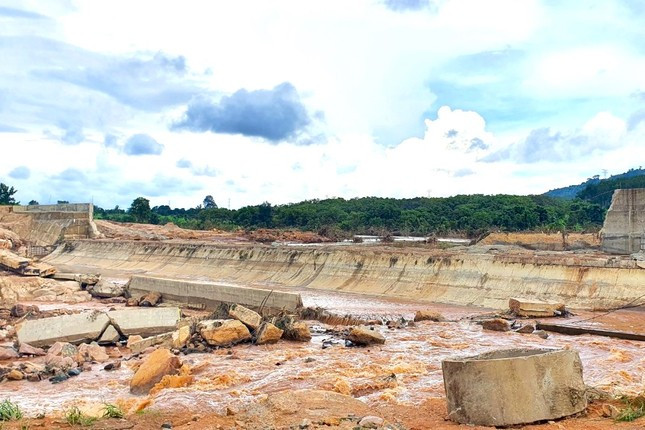 Đập dẫn nước bị vỡ khoảng 10m Đập dẫn nước bị vỡ khoảng 10m