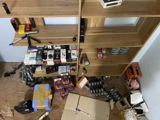 Một số mặt hàng thuốc lá điện tử tại cơ sở. Ảnh: NGUYỄN TÚ