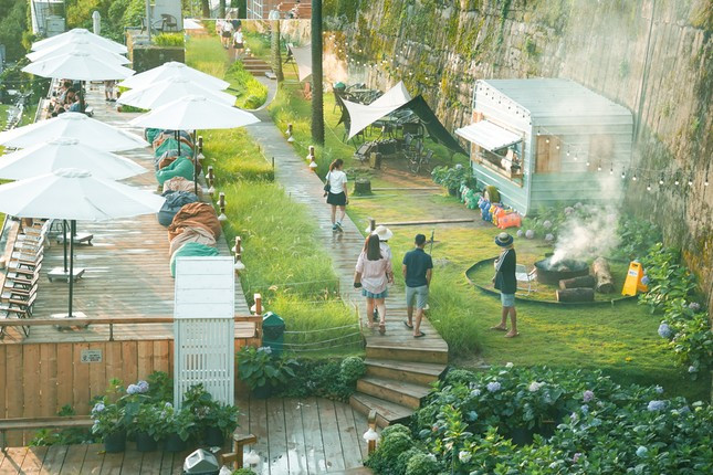 Khung cảnh thơ mộng với không gian mở xanh mát. Khung cảnh thơ mộng với không gian mở xanh mát.