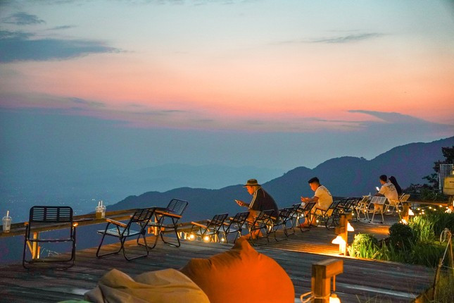 Khoảnh khắc khung cảnh hoàng hôn lãng mạn cuối ngày ở Trạm Hoàng Hôn. Khoảnh khắc khung cảnh hoàng hôn lãng mạn cuối ngày ở Trạm Hoàng Hôn.