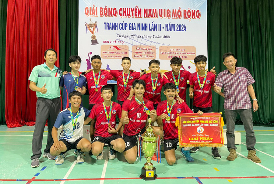 Ban tổ chức trao cúp vô địch cho đội Phan Chu Trinh tại Giải Bóng chuyền nam U18 mở rộng tranh cúp Gia Ninh lần thứ II-2024. Ảnh: V.C Ban tổ chức trao cúp vô địch cho đội Phan Chu Trinh tại Giải Bóng chuyền nam U18 mở rộng tranh cúp Gia Ninh lần thứ II-2024. Ảnh: V.C