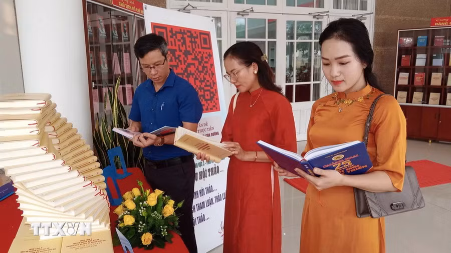 Các đại biểu tham quan khu trưng bày cuốn sách “Một số vấn đề lý luận và thực tiễn về chủ nghĩa xã hội và con đường đi lên chủ nghĩa xã hội ở Việt Nam” của Tổng Bí thư Nguyễn Phú Trọng. (Ảnh: Đoàn Hữu Trung/TTXVN)