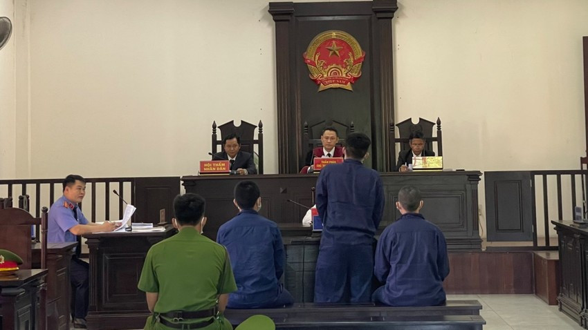 Toàn cảnh phiên xét xử ba bị cáo cướp giật tài sản. ẢNH: AX