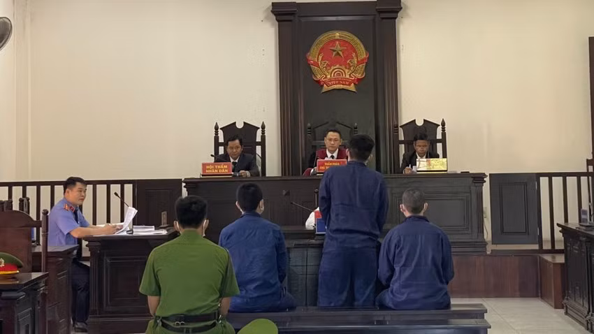 Toàn cảnh phiên xét xử ba bị cáo cướp giật tài sản. ẢNH: AX