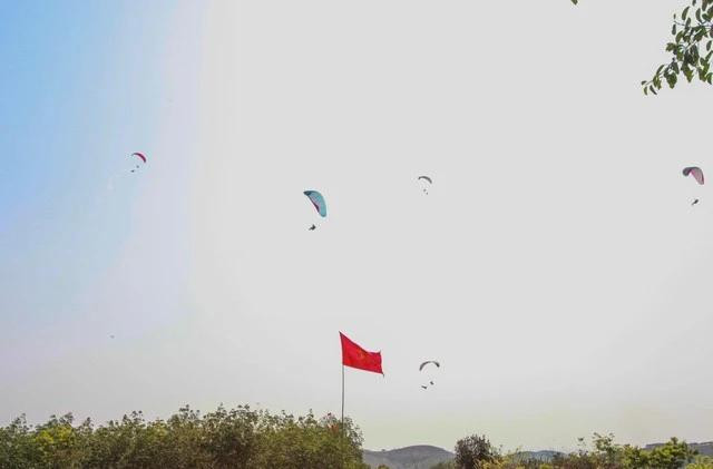 Giải dù lượn Kon Tum mở rộng với sự tham gia của 127 phi công trong và ngoài nước. ẢNH ĐỨC NHẬT