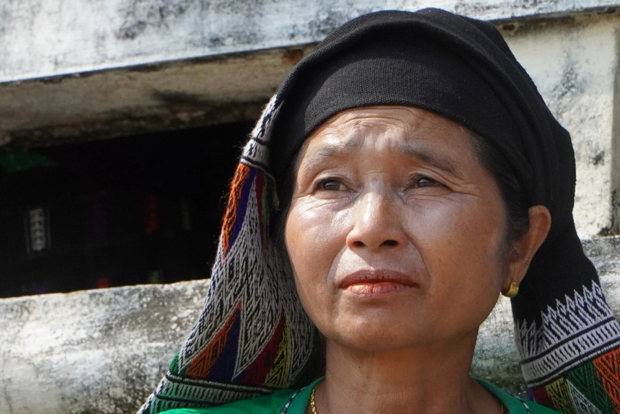 Khán giả chăm chú theo dõi màn biểu diễn của các phi công. ẢNH ĐỨC NHẬT