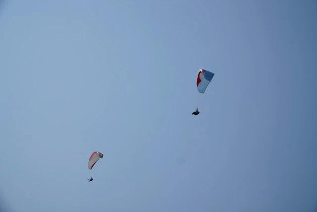 Bầu trời Chư Tan Kra tràn ngập những chiếc dù sặc sỡ. ẢNH ĐỨC NHẬT