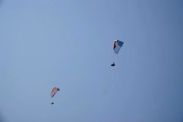 Bầu trời Chư Tan Kra tràn ngập những chiếc dù sặc sỡ. ẢNH ĐỨC NHẬT