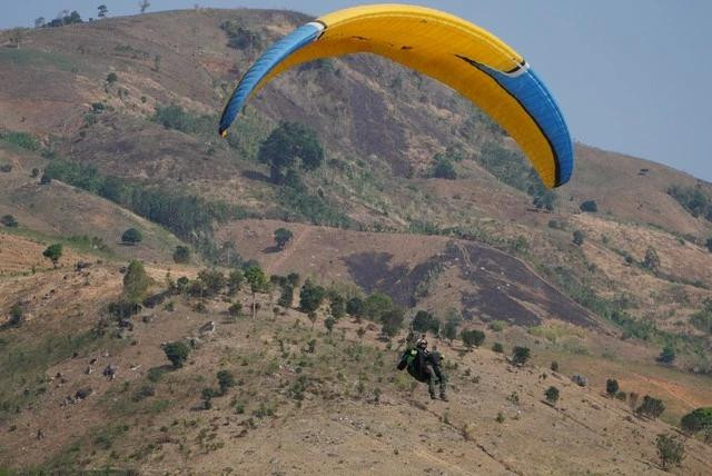 Màn hạ cánh của một phi công điều khiển dù lượn. ẢNH ĐỨC NHẬT