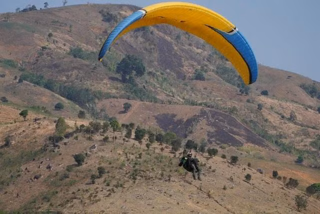 Màn hạ cánh của một phi công điều khiển dù lượn. ẢNH ĐỨC NHẬT