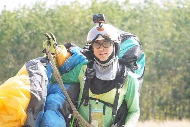 Phi công đầu tiên hoàn thành đường bay dù lượn đường trường. ẢNH ĐỨC NHẬT