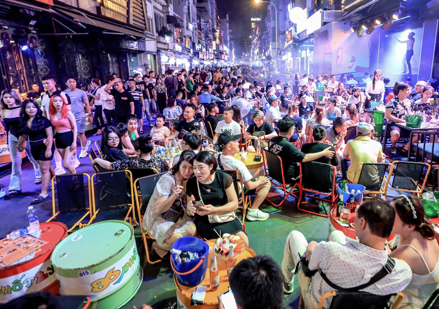 Mùa hè TP.HCM đang được nhiều du khách quốc tế tìm kiếm. Ảnh:NHẬT THỊNH