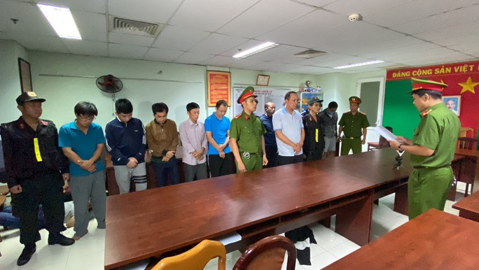 Công an TP HCM thực hiện lệnh tạm giam ông Quân và các nhân viên