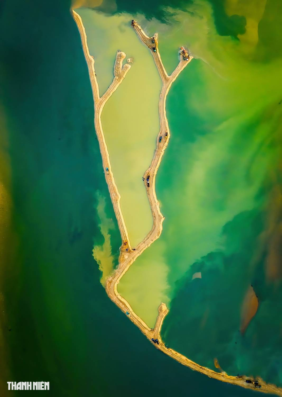 Tại khu vực miền Trung, có nhiều cảnh quan, nhịp sống đời thường thú vị chờ đợi du khách khám phá. Đó là Sắc màu của nước chụp nhịp sống lao động của người dân trên dòng sông Trà Khúc, Quảng Ngãi của tác giả Cao Nguyên Vũ. Ảnh: CAO NGUYÊN VŨ Tại khu vực miền Trung, có nhiều cảnh quan, nhịp sống đời thường thú vị chờ đợi du khách khám phá. Đó là Sắc màu của nước chụp nhịp sống lao động của người dân trên dòng sông Trà Khúc, Quảng Ngãi của tác giả Cao Nguyên Vũ. Ảnh: CAO NGUYÊN VŨ