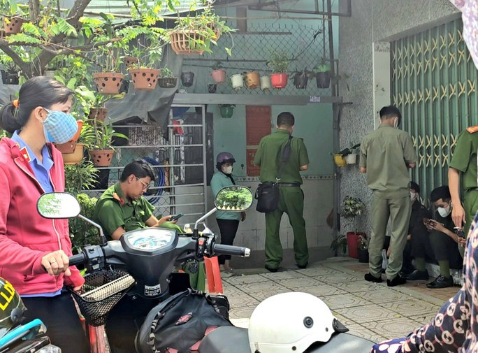 Nam công nhân ngủ nhờ rồi chết trong tư thế treo cổ tại phòng của bạn - Ảnh 1. Công an bảo vệ hiện trường vụ việc