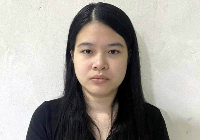 Phá đường dây lừa đảo mua tour du lịch VIP, vé máy bay - Ảnh 1. Trần Hà Mi tại cơ quan công an.