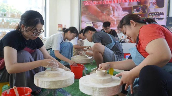 Nhiều bạn trẻ đến trải nghiệm làm gốm tại làng nghề gốm Việt Đà Nẵng Nhiều bạn trẻ đến trải nghiệm làm gốm tại làng nghề gốm Việt Đà Nẵng