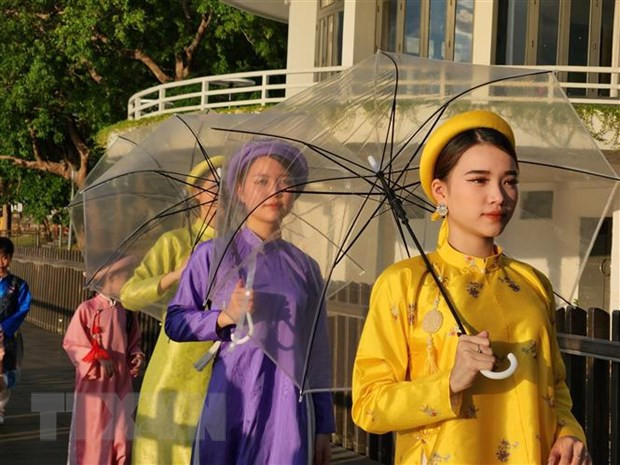 Lễ hội Áo dài Huế 2023 quy tụ 12-15 nhà thiết kế nổi tiếng trên cả nước. (Ảnh: Mai Trang/TTXVN) Lễ hội Áo dài Huế 2023 quy tụ 12-15 nhà thiết kế nổi tiếng trên cả nước. (Ảnh: Mai Trang/TTXVN)