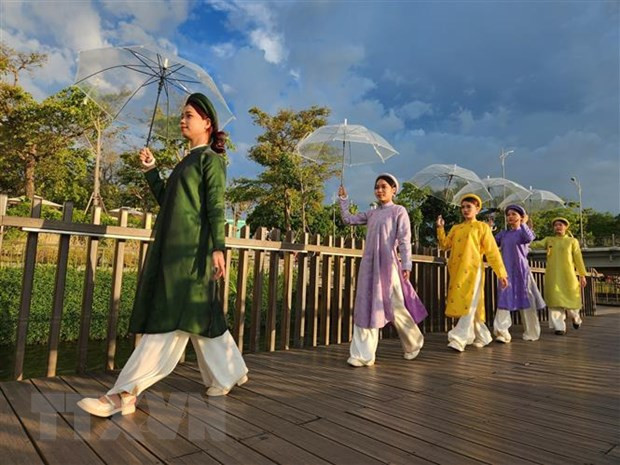 Trình diễn các thiết kế áo dài của Nhà thiết kế xứ Huế. (Ảnh: Mai Trang/TTXVN) Trình diễn các thiết kế áo dài của Nhà thiết kế xứ Huế. (Ảnh: Mai Trang/TTXVN)