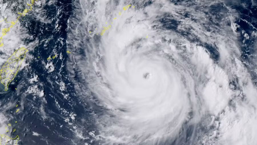 Bão Khanun gần quần đảo Kyushu của Nhật Bản, bao gồm Okinawa (ở giữa trên cùng). Ảnh: RAMMB/CIRA/CSU