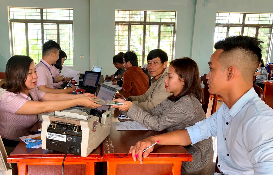 Phòng Giao dịch Ngân hàng Chính sách Xã hội huyện Chư Sê giải ngân vốn cho lao động vay đi làm việc ở nước ngoài. Ảnh: Đ.Y Phòng Giao dịch Ngân hàng Chính sách Xã hội huyện Chư Sê giải ngân vốn cho lao động vay đi làm việc ở nước ngoài. Ảnh: Đ.Y