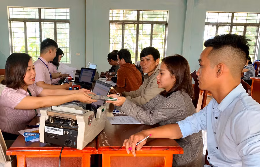 Phòng Giao dịch Ngân hàng Chính sách Xã hội huyện Chư Sê giải ngân vốn cho lao động vay đi làm việc ở nước ngoài. Ảnh: Đ.Y