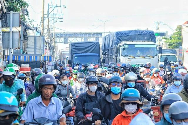 Dòng xe đông đúc qua QL1 hướng từ TP.HCM về các tỉnh miền Tây. ẢNH: Cao An Biên