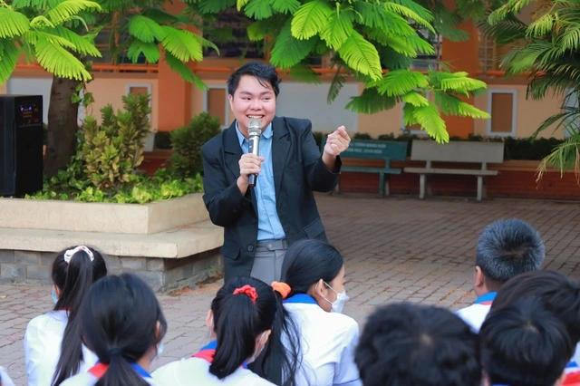 Thầy giáo Trương Chấn Sang luôn làm việc, tham gia hoạt động thiện nguyện với tâm niệm “cho đi nhiều hơn”. nh ẢNH: NVCC Thầy giáo Trương Chấn Sang luôn làm việc, tham gia hoạt động thiện nguyện với tâm niệm “cho đi nhiều hơn”. nh ẢNH: NVCC