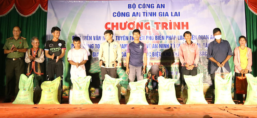 Đội văn nghệ xung kích ngày càng khẳng định vai trò, hiệu quả hoạt động và là cầu nối mật thiết, gắn kết lực lượng Công an với Nhân dân. Ảnh: Thiên Di Đội văn nghệ xung kích ngày càng khẳng định vai trò, hiệu quả hoạt động và là cầu nối mật thiết, gắn kết lực lượng Công an với Nhân dân. Ảnh: Thiên Di