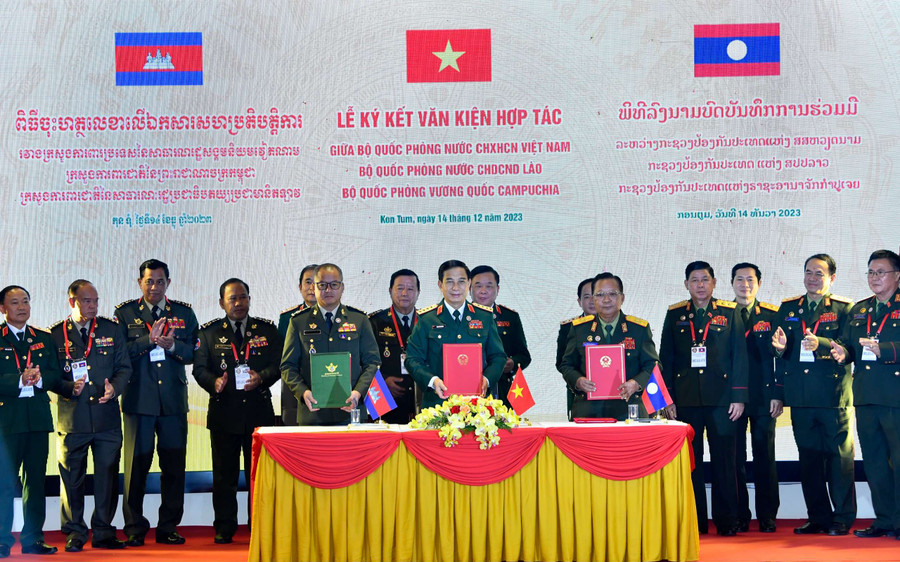 Bộ trưởng Bộ Quốc phòng ba nước Việt Nam-Lào-Campuchia ký kết văn kiện hợp tác. Ảnh: TUẤN HUY Bộ trưởng Bộ Quốc phòng ba nước Việt Nam-Lào-Campuchia ký kết văn kiện hợp tác. Ảnh: TUẤN HUY
