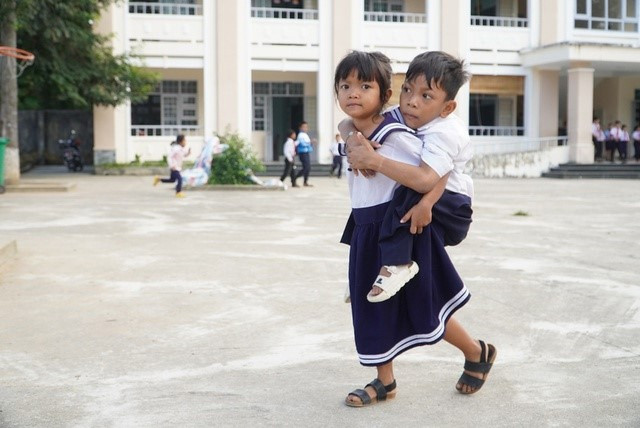 Cô bé lớp 1 cõng bạn đến trường - Ảnh 1. Cô bé Y Juyên đã viết nên câu chuyện đầy cảm động về tình bạn và sự sẻ chia. Ảnh: ĐỨC NHẬT