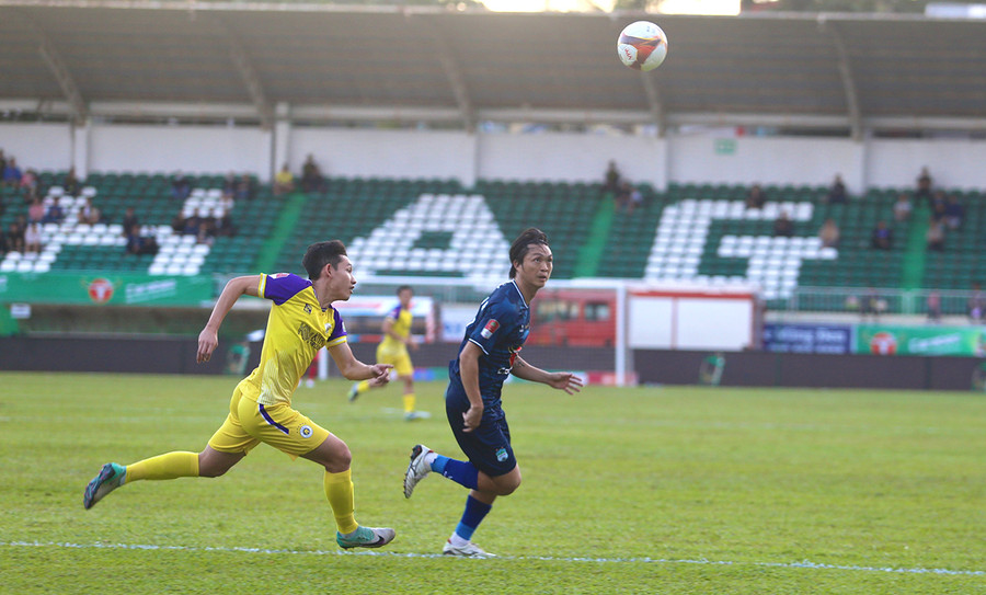 Tiền vệ Nguyễn Tuấn Anh (bìa phải) là một trong những cầu thủ xuất sắc nhất của Câu lạc bộ LPBank Hoàng Anh Gia Lai. Ảnh: V.N Tiền vệ Nguyễn Tuấn Anh (bìa phải) là một trong những cầu thủ xuất sắc nhất của Câu lạc bộ LPBank Hoàng Anh Gia Lai. Ảnh: V.N