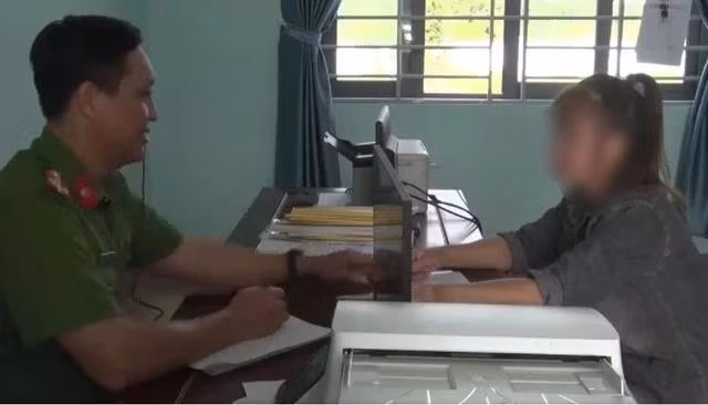 Công an làm việc với bà T.T.M, chủ cơ sở thu mua cà phê tuyên bố phá sản ở H.Krông Nô. Ảnh: CÔNG AN TỈNH ĐẮK NÔNG Công an làm việc với bà T.T.M, chủ cơ sở thu mua cà phê tuyên bố phá sản ở H.Krông Nô. Ảnh: CÔNG AN TỈNH ĐẮK NÔNG