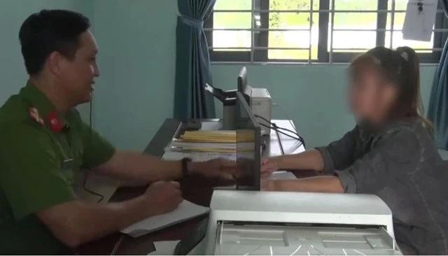 Công an làm việc với bà T.T.M, chủ cơ sở thu mua cà phê tuyên bố phá sản ở H.Krông Nô. Ảnh: CÔNG AN TỈNH ĐẮK NÔNG Công an làm việc với bà T.T.M, chủ cơ sở thu mua cà phê tuyên bố phá sản ở H.Krông Nô. Ảnh: CÔNG AN TỈNH ĐẮK NÔNG