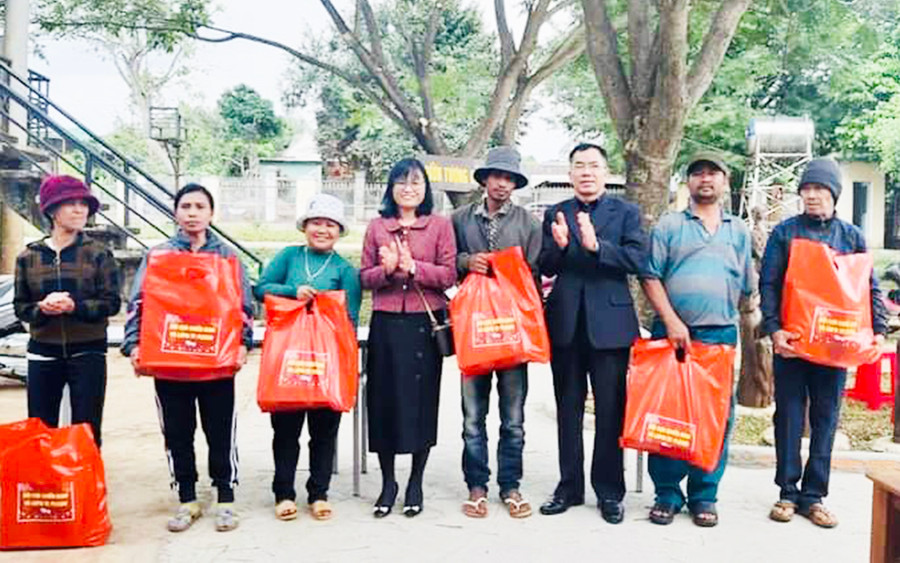 Hội Liên hiệp phụ nữ và Hội Cựu chiến binh TP. Pleiku thăm hỏi, tặng quà các gia đình khó khăn tại làng Ia Nueng, xã Biển Hồ. Ảnh: T.D Hội Liên hiệp phụ nữ và Hội Cựu chiến binh TP. Pleiku thăm hỏi, tặng quà các gia đình khó khăn tại làng Ia Nueng, xã Biển Hồ. Ảnh: T.D