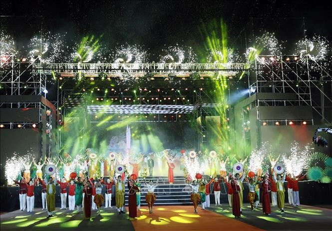 Hoạt cảnh sân khấu tại Lễ kỷ niệm 135 năm Ngày sinh Chủ tịch Tôn Đức Thắng. (Ảnh: TTXVN) Hoạt cảnh sân khấu tại Lễ kỷ niệm 135 năm Ngày sinh Chủ tịch Tôn Đức Thắng. (Ảnh: TTXVN)