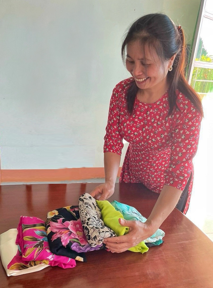 Giáo viên Trường Tiểu học Kim Đồng (huyện Ia Grai) trao tặng những bộ áo dài cũ với thông điệp san sẻ yêu thương (ảnh nhân vật cung cấp).