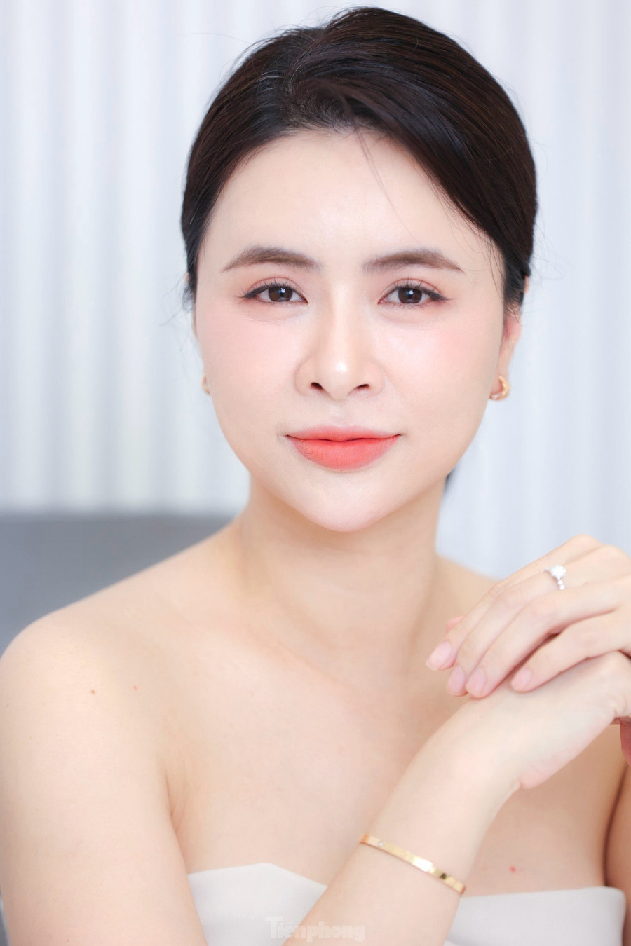 Diễn viên Hằng Nga sinh ra và lớn lên tại TP.HCM, sau đó lập gia đình ở Hà Nội. Trong phim Mình yêu nhau bình yên thôi, nữ diễn viên phải tập luyện khá nhiều để thoại giọng Bắc trơn tru. &quot;Bộ răng giả làm tôi đôi lúc khó phát âm, lưỡi bị rộp. Có lúc đang quay tôi lại quên mang răng giả, phải làm lại từ đầu. Ở nhà, tôi cố học lời thoại cho thuộc nhưng ra trường quay đạo diễn Lê Đỗ Ngọc Linh bổ sung rất nhiều câu thoại mới&quot;, nữ diễn viên nói.