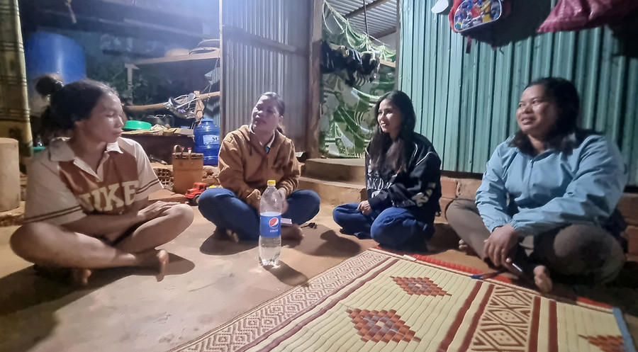 Cán bộ xã xuống từng hộ gia đình để tuyên truyền phòng ngừa nạn tảo hôn. Ảnh: H.P Cán bộ xã xuống từng hộ gia đình để tuyên truyền phòng ngừa nạn tảo hôn. Ảnh: H.P