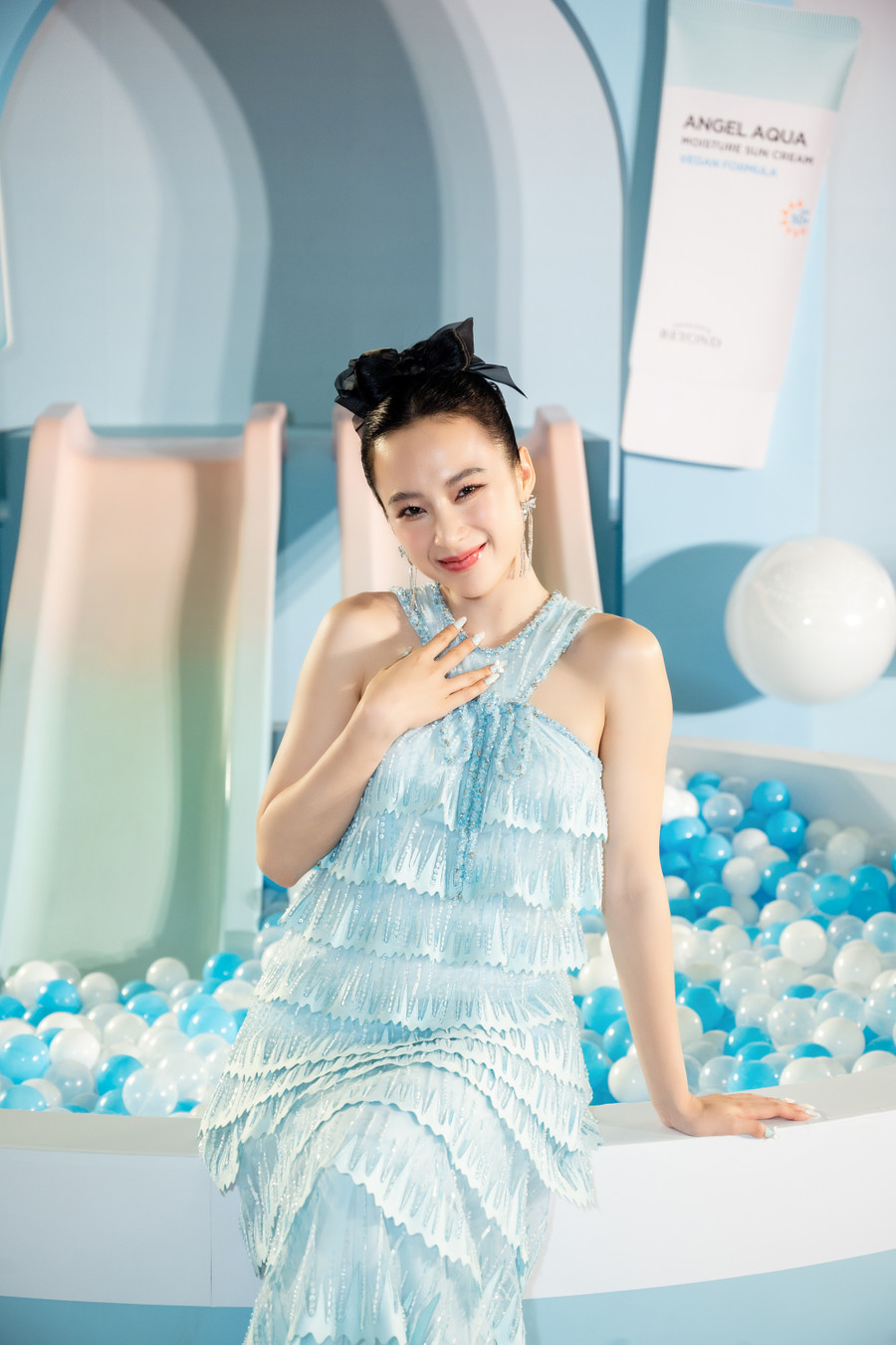 Vẻ gợi cảm của Angela Phương Trinh ở tuổi 28 - Ảnh 3. Là người ăn chay nhiều năm qua, Angela Phương Trinh bày tỏ sự yêu thích với các sản phẩm chăm sóc da thuần chay. Theo người đẹp 28 tuổi, đó là cách giúp cô hoàn thiện lối sống healthy, thêm yêu thương bản thân. Ảnh: BTC