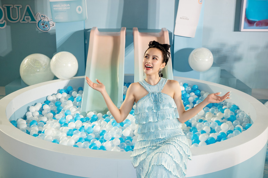 Vẻ gợi cảm của Angela Phương Trinh ở tuổi 28 - Ảnh 5. Sao phim Bà mẹ nhí được gia đình ủng hộ khi trở lại với nghệ thuật, từ đó có thêm nguồn lực giúp đỡ hoàn cảnh khó khăn. “Mọi người chỉ cần thấy tôi sống một cuộc đời ý nghĩa là đã hạnh phúc rồi”, cô nói. Ảnh: BTC