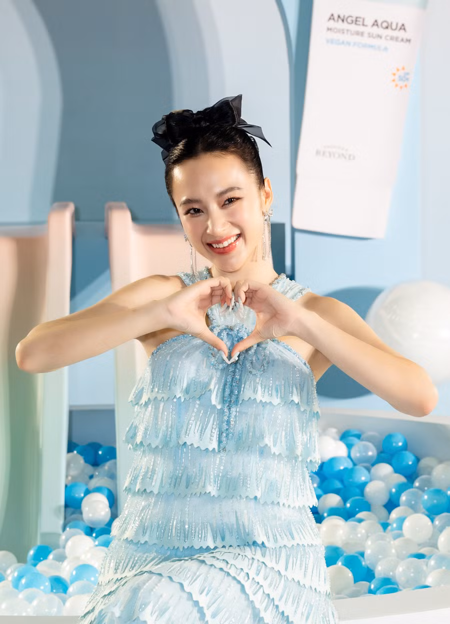 Về kế hoạch trở lại với phim ảnh, Angela Phương Trinh cho hay: “Tôi muốn những vai diễn của mình phải để lại một cái gì đó về tình thương, đạo đức… Chứ nếu nhận một vai chỉ đẹp, sexy hay bình hoa di động thì tôi không muốn trở lại”. Ảnh: BTC