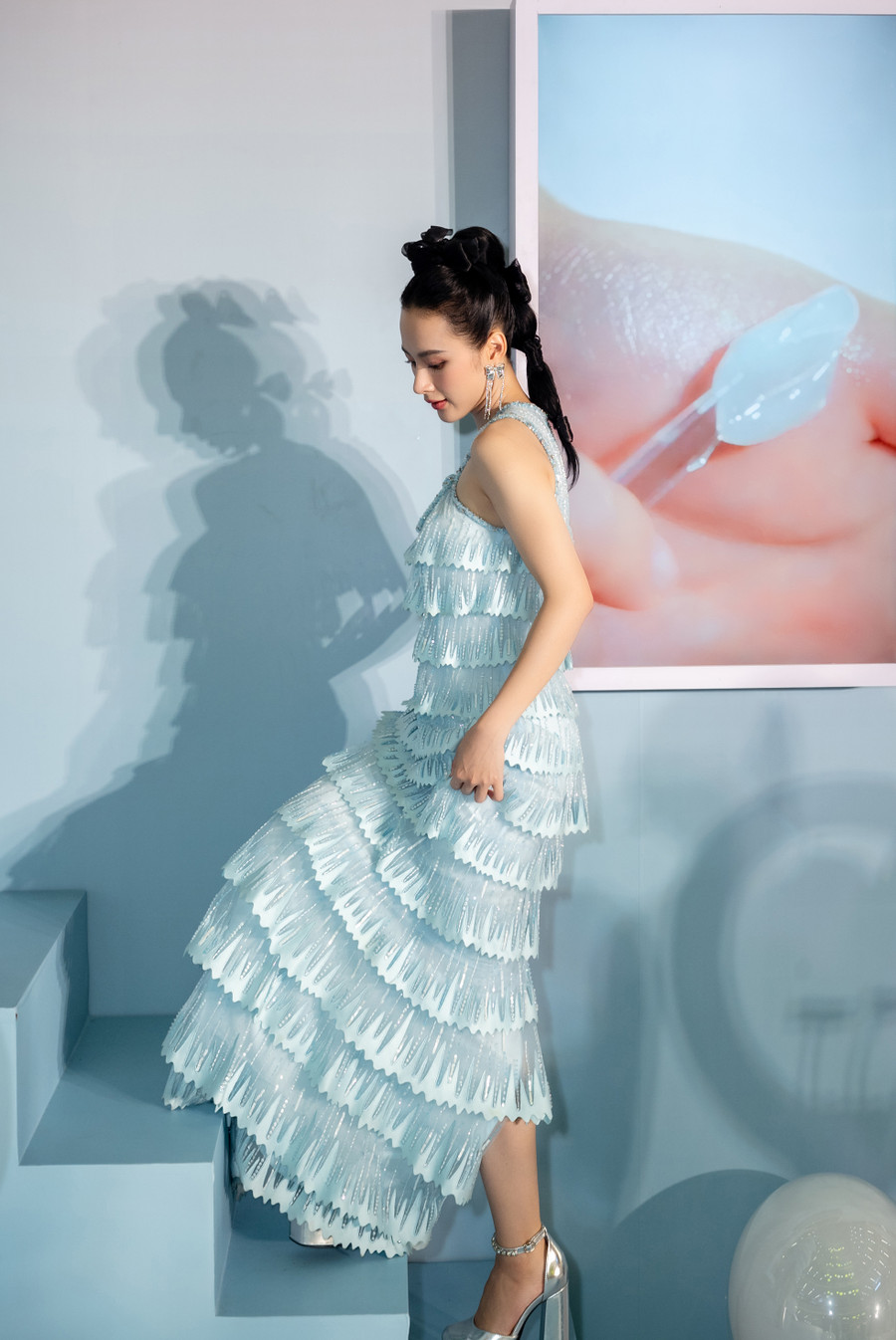 Vẻ gợi cảm của Angela Phương Trinh ở tuổi 28 - Ảnh 4. Angela Phương Trinh chia sẻ trong khoảng thời gian im ắng, cô có dịp nhìn lại những sai lầm trong quá khứ và thấy tiếc nuối. Trong lần trở lại nghệ thuật này, người đẹp 9X muốn thuyết phục mọi người bằng tài năng, thay vì thị phi. Ảnh: BTC