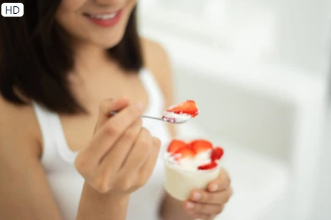 Sữa chua tự nó đã là một món ăn nhẹ tuyệt vời, đặc biệt là khi được kết hợp với trái cây hoặc các loại hạt. Ảnh: Shutterstock